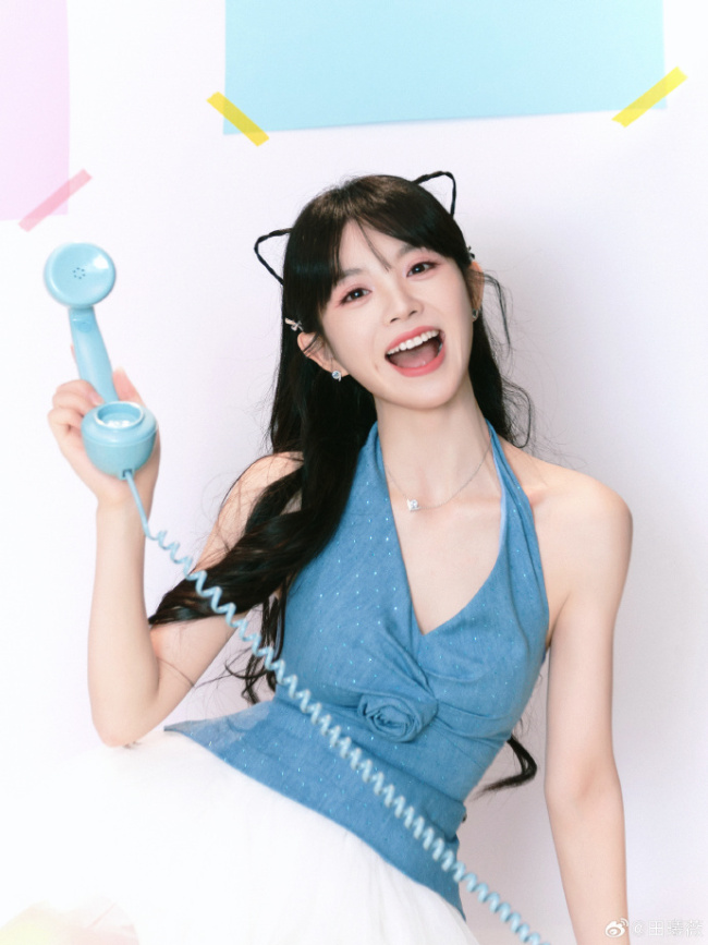 田曦薇挂脖吊带配短裙清纯阳光 笑容甜美