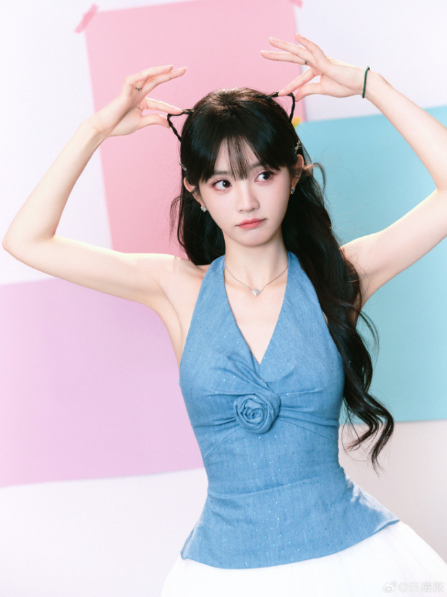 田曦薇挂脖吊带配短裙清纯阳光 笑容甜美