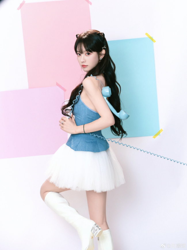 田曦薇挂脖吊带配短裙清纯阳光 笑容甜美