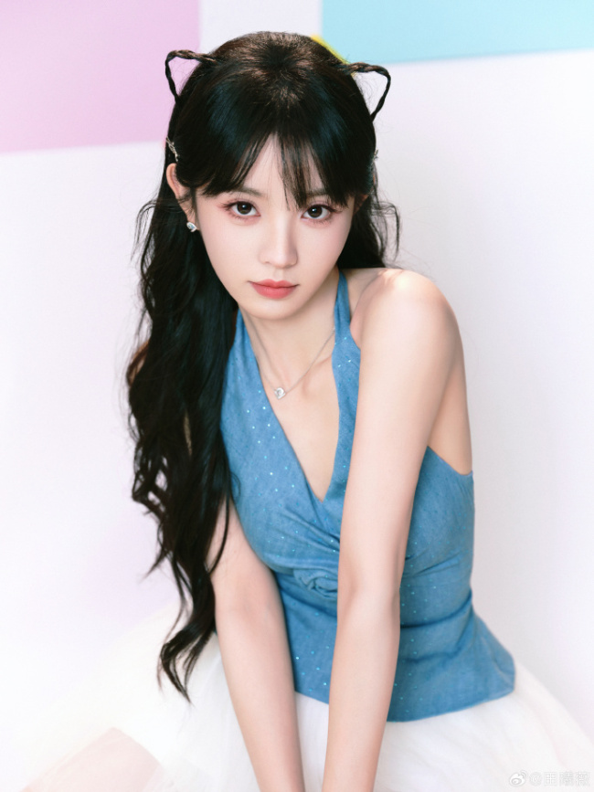 田曦薇挂脖吊带配短裙清纯阳光 笑容甜美