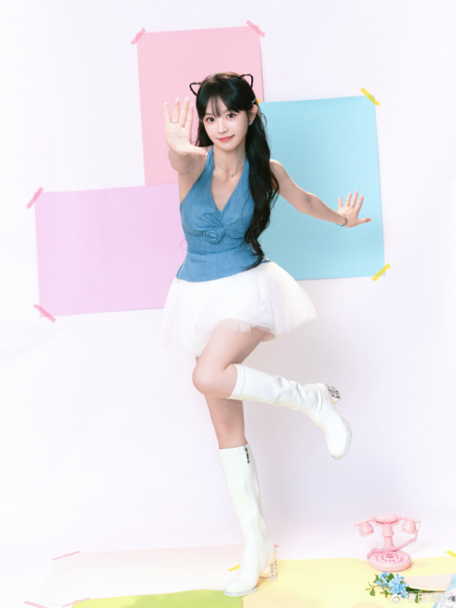 田曦薇挂脖吊带配短裙清纯阳光 笑容甜美