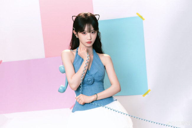 田曦薇挂脖吊带配短裙清纯阳光 笑容甜美