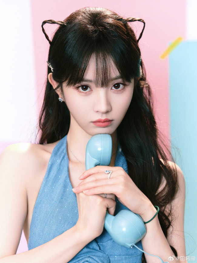 田曦薇挂脖吊带配短裙清纯阳光 笑容甜美